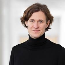 Dr. Henrik Maihack headshot